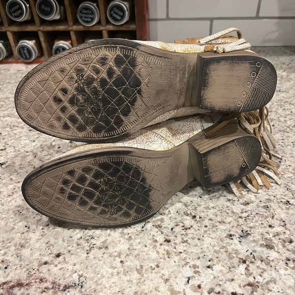 Circle G by Corral white fringe shorties boots. - Picture 4 of 5